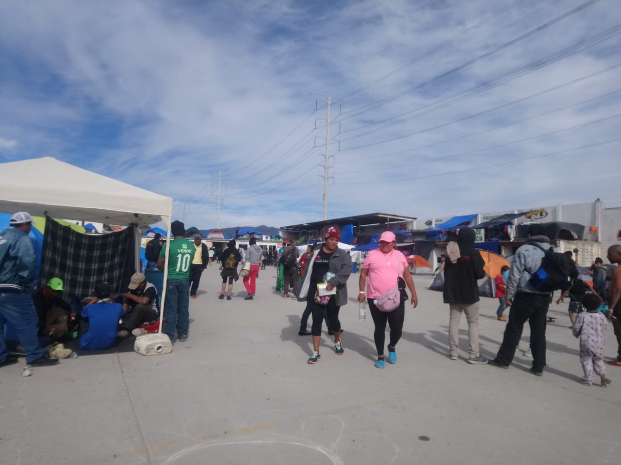 Migrantes buscan ingresar a Estados Unidos por Tecate - whatsapp-image-2018-12-04-at-151646-5