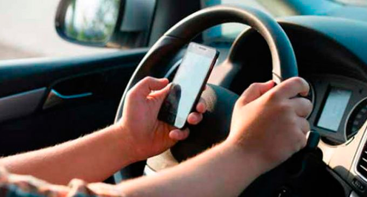 Contestar WhatsApp eleva riesgo de accidentes en mayores de 55 años