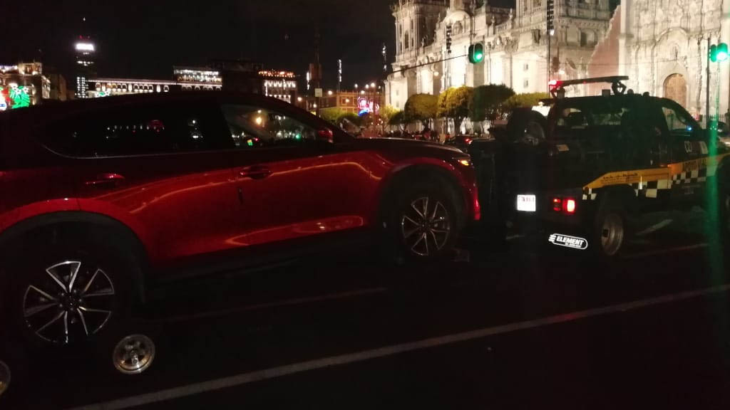 Grúas se llevan autos de legisladores de Morena estacionados en Zócalo