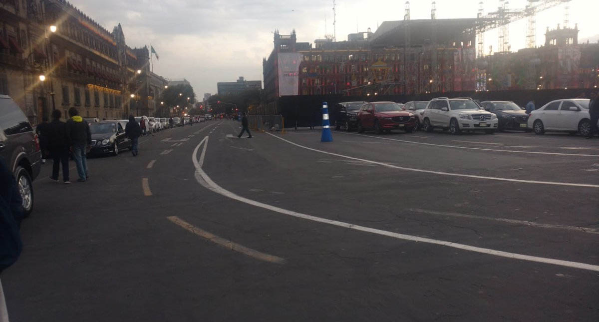 Legisladores de Morena se estacionan en el Zócalo