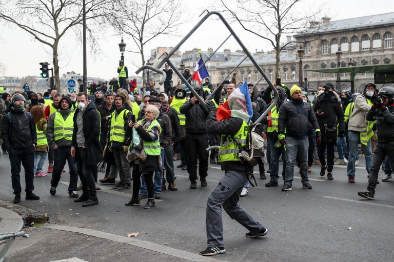 Chalecos amarillos protestan en París y otras ciudades de Francia - 000-1bz6v9