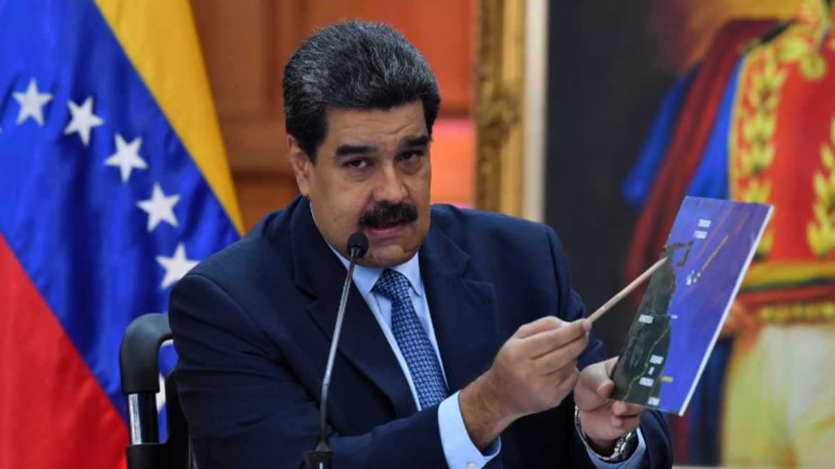Maduro tilda de estupidez prohibición de entrada a Perú
