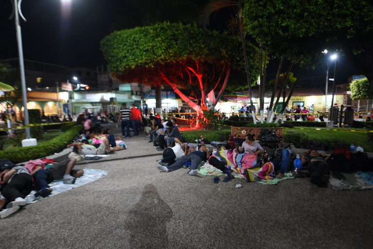 Caravana migrante rompe portón en frontera y cruza hacia México - 000-1cc6zg