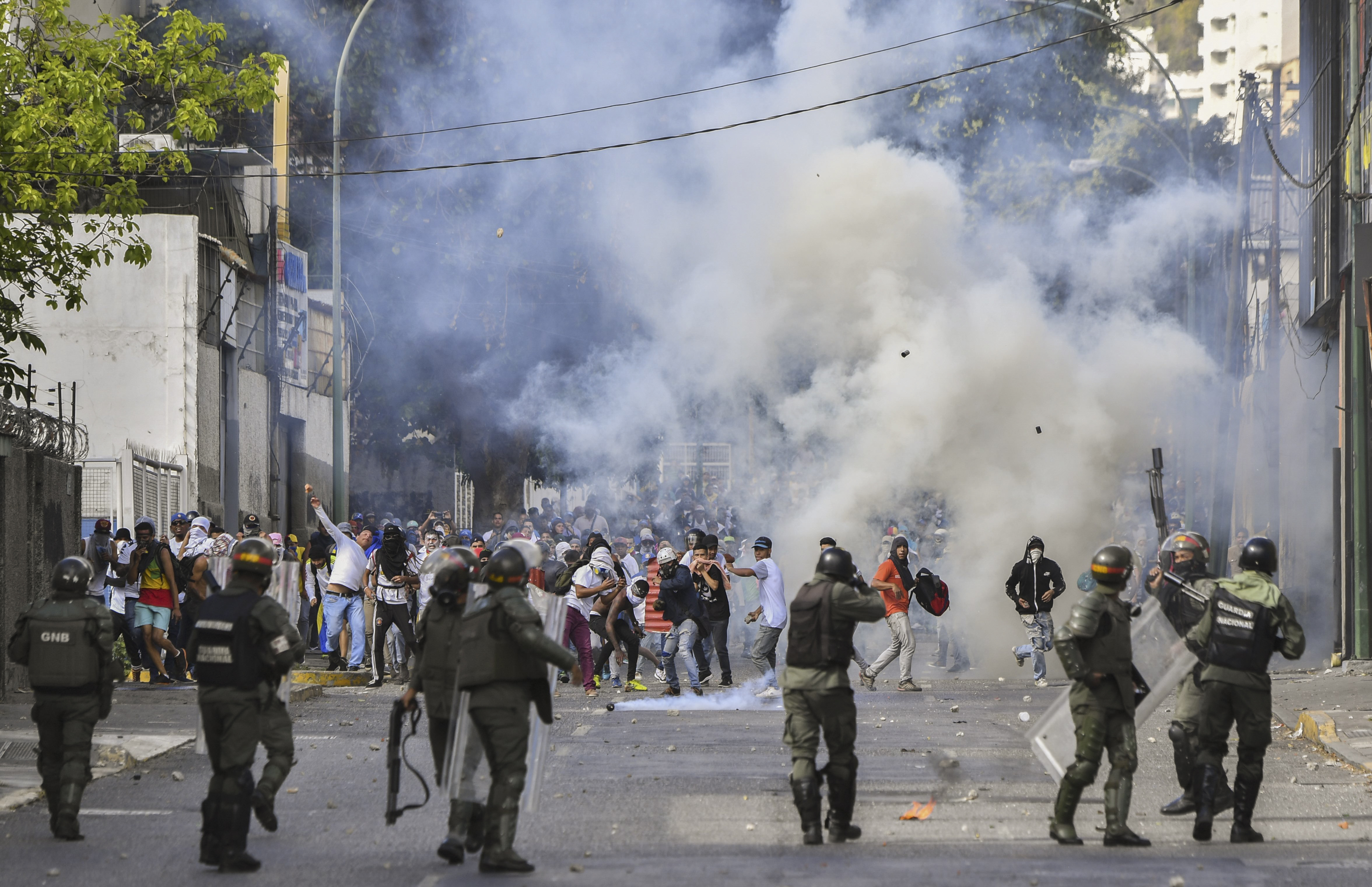 Guardia Nacional se enfrenta contra manifestantes opositores en Caracas - 000-1ck5ez