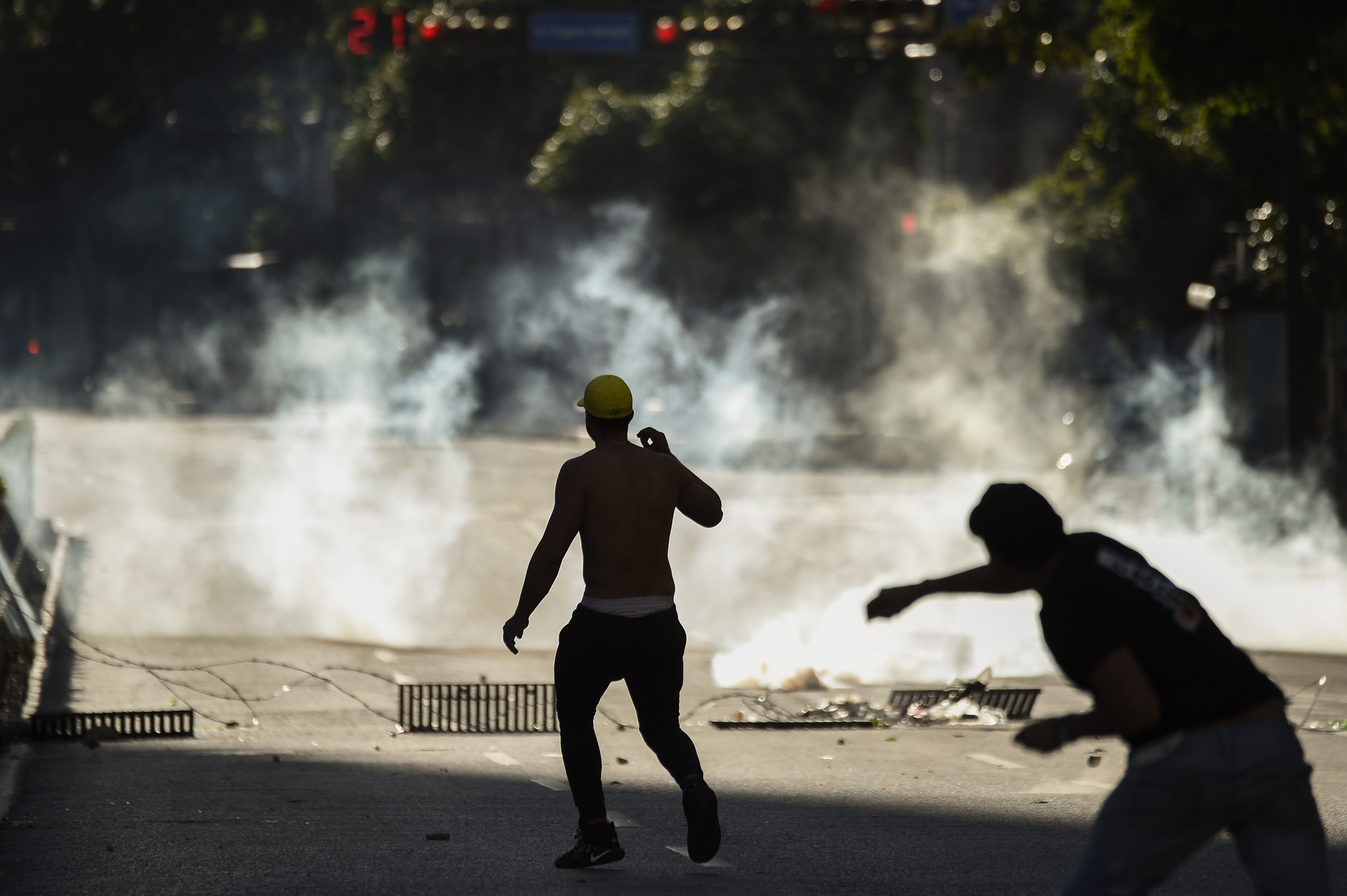 Guardia Nacional se enfrenta contra manifestantes opositores en Caracas - 000-1ck667