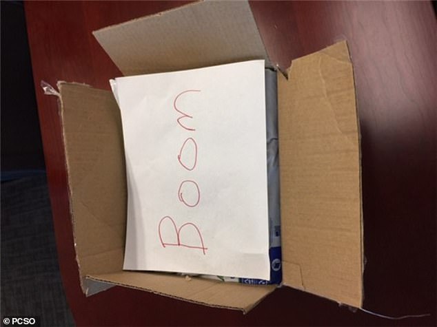 Renuncia policía de Florida tras enviar paquete con bomba de juguete - 8312640-6573191-image-a-2-1547042537437