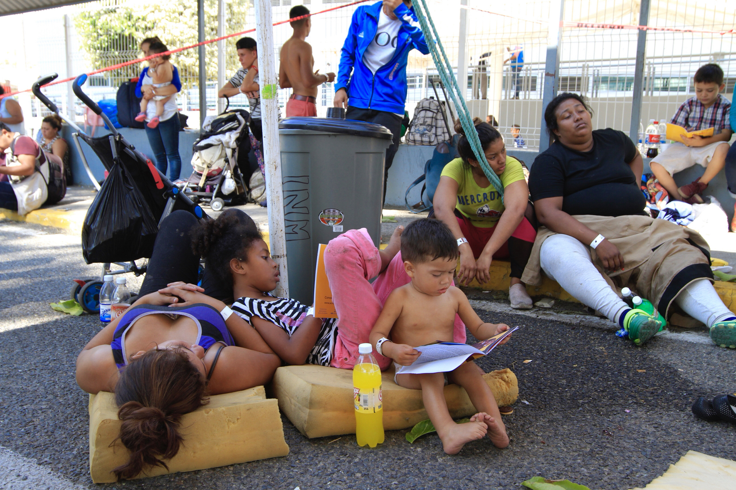 Historias de migrantes que viajan junto a sus hijos - 90120041