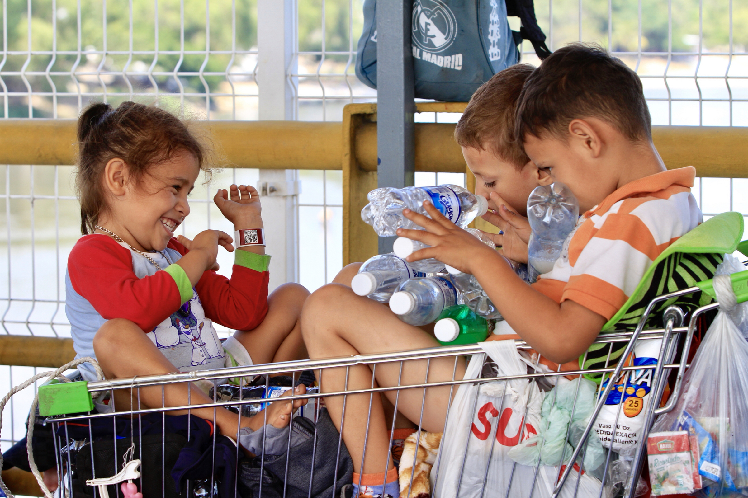 Historias de migrantes que viajan junto a sus hijos - 90120047