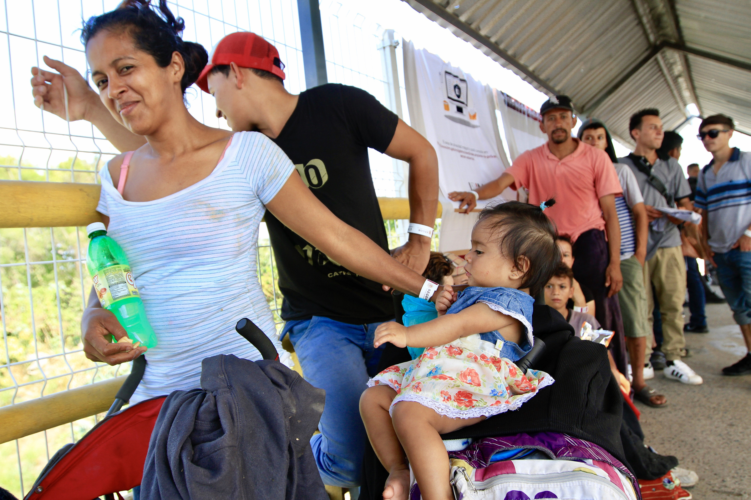 Historias de migrantes que viajan junto a sus hijos - 90120051