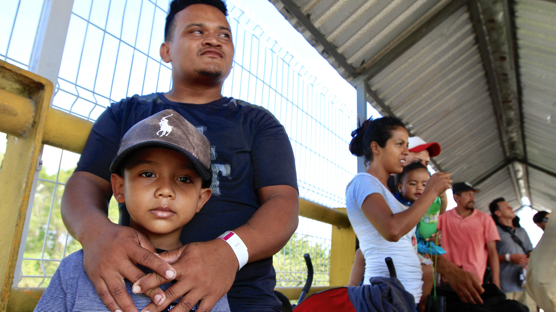 Historias de migrantes que viajan junto a sus hijos