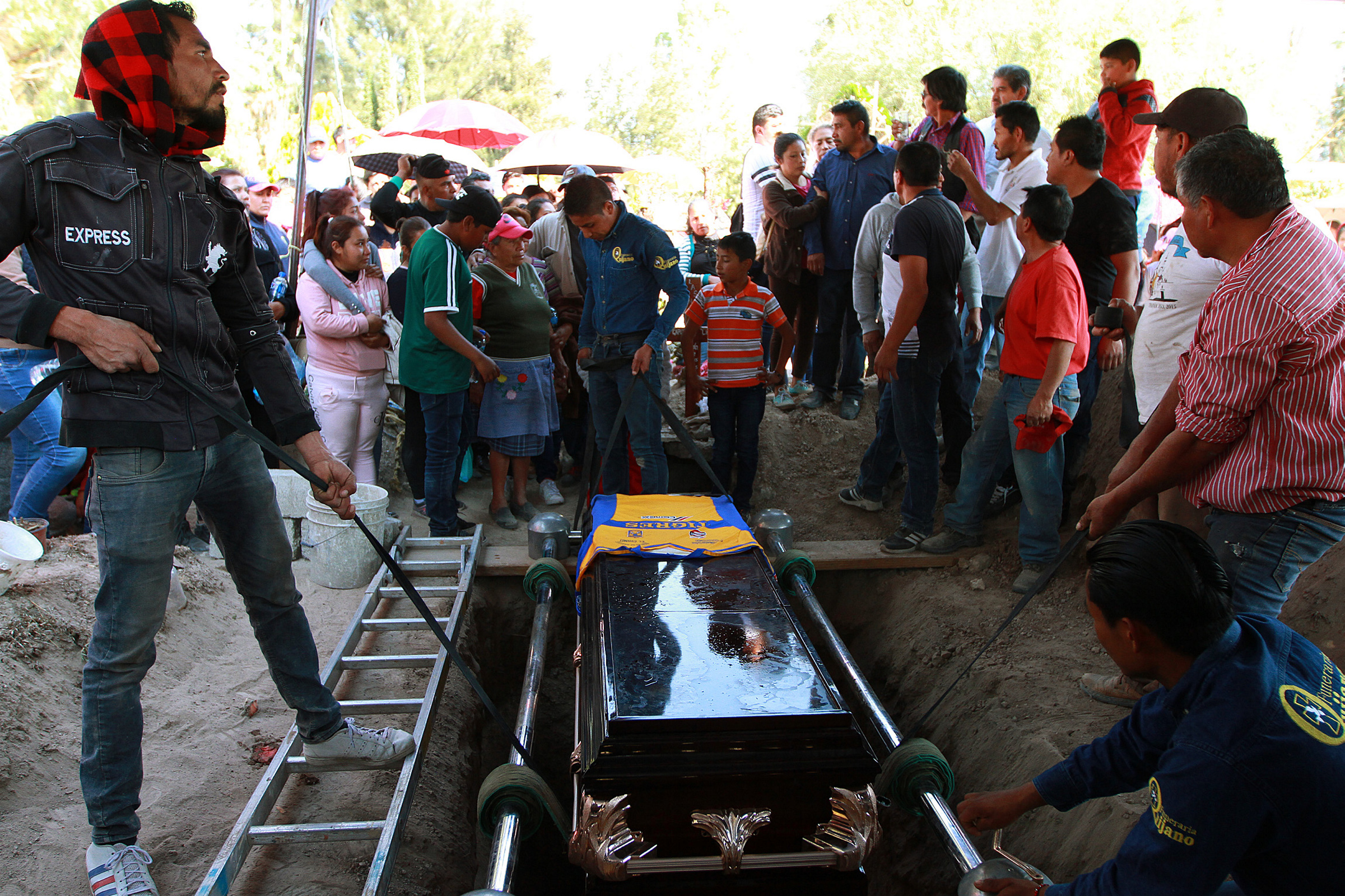 Sepultan a cinco víctimas de la explosión en Tlahuelilpan - 90122161
