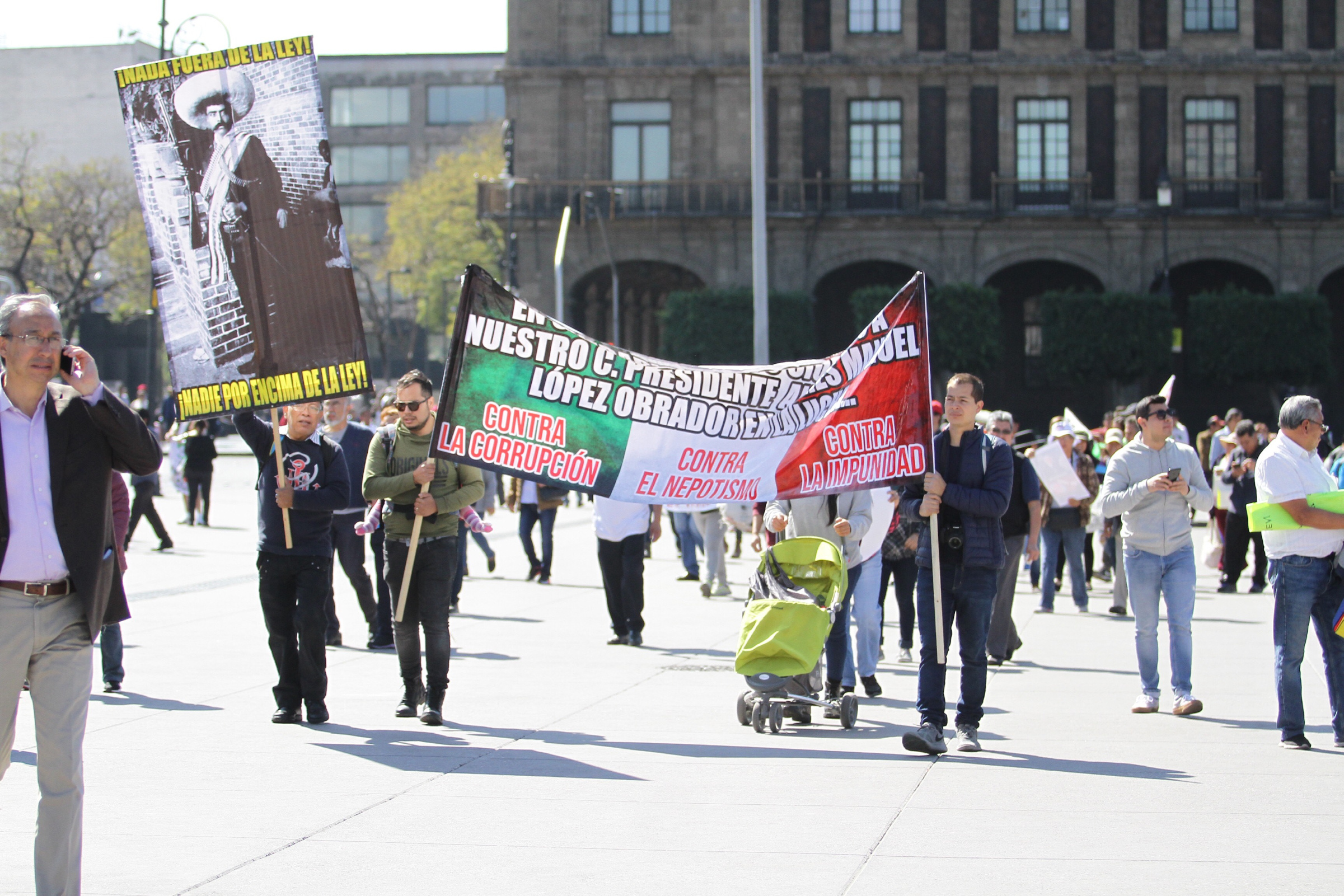 Marchan en apoyo a AMLO