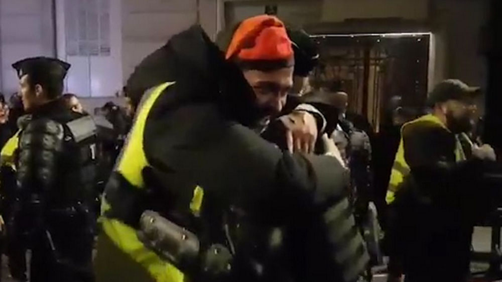 #Video Chalecos amarillos abrazan a policías franceses por año nuevo