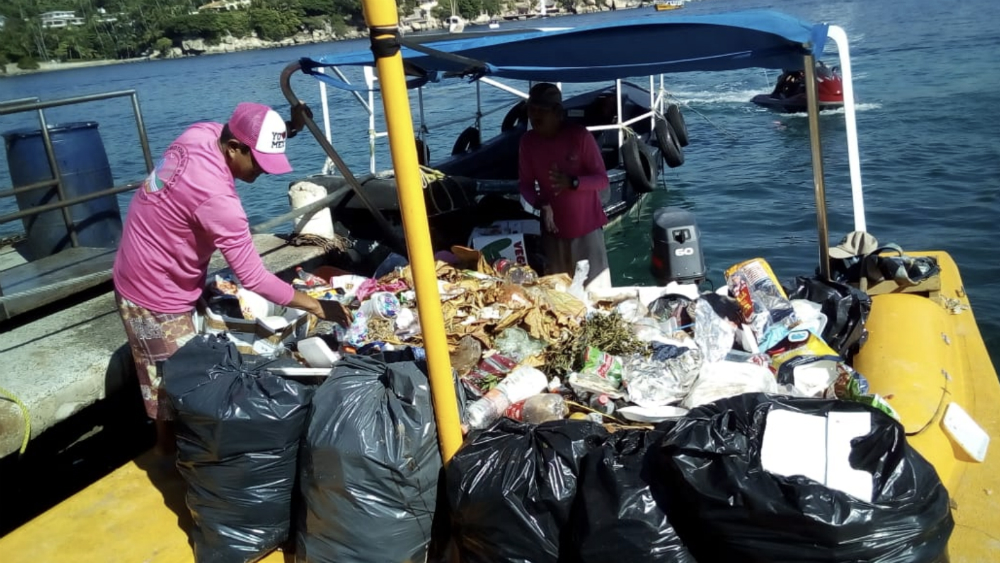 Dejan fiestas de año nuevo 400 toneladas de basura en Acapulco