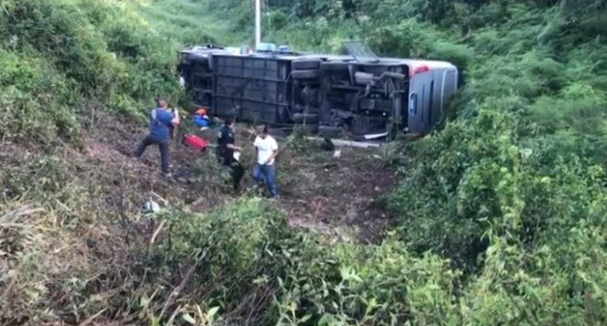Al menos dos muertos por caída de camión a barranco en accidente en Quintana Roo - accidente-en-macuspana