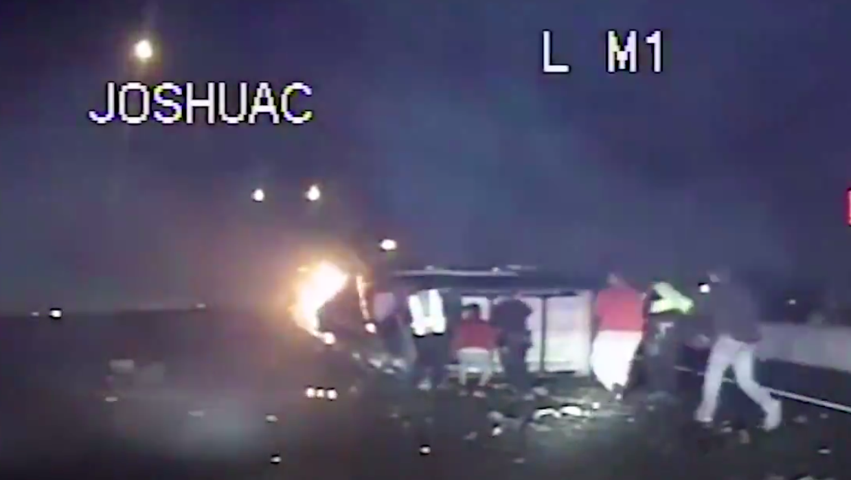 #Video Rescatan a hombre de auto en llamas en Texas