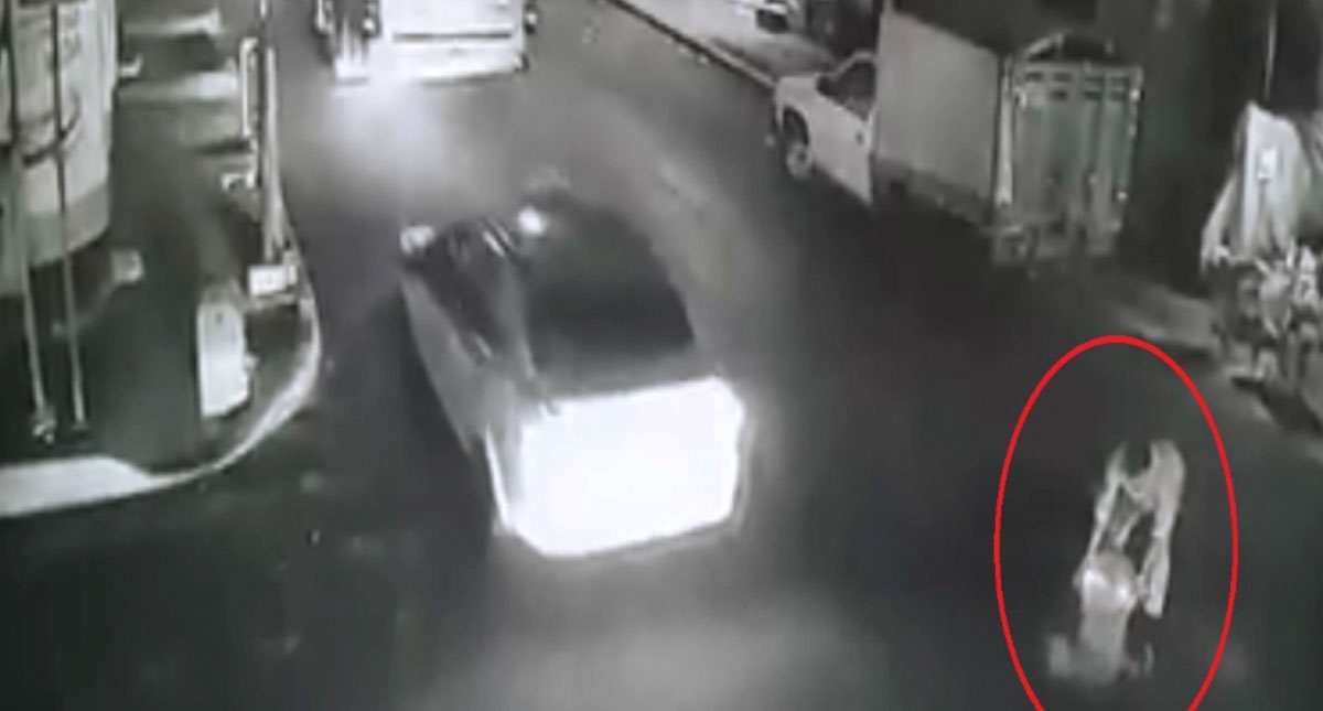 #Video Vendedor tira aceite a la calle y provoca múltiples accidentes