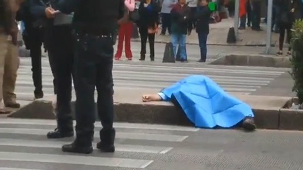 Adulto mayor muere frente al Senado de la República Adulto mayor muere frente al Senado de la República