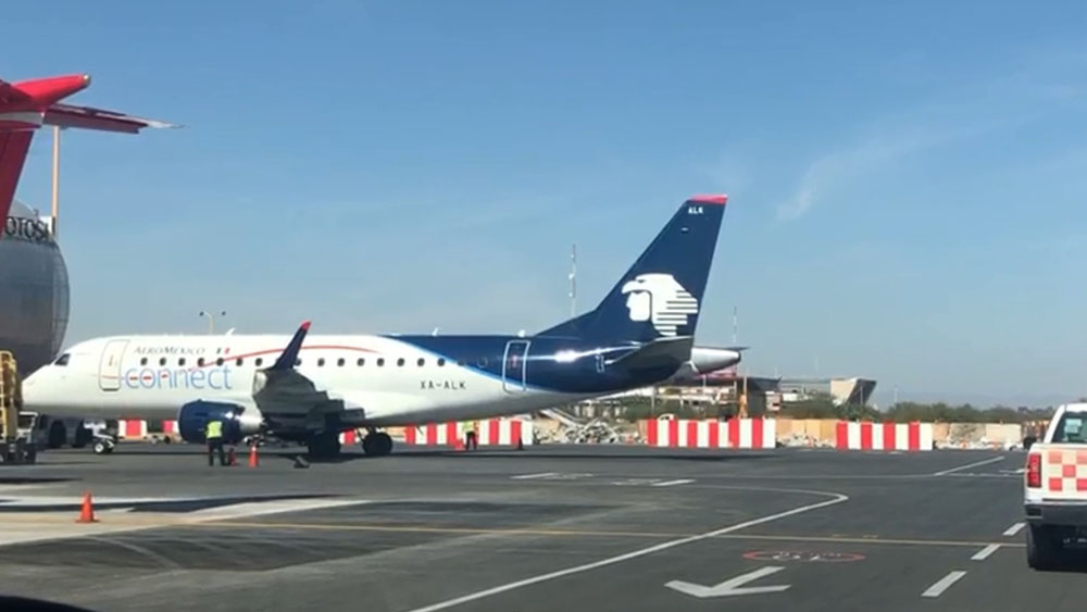 Ingresan camionetas a aeropuerto para agilizar llegada de AMLO a SLP Ingresan camionetas a aeropuerto para agilizar llegada de AMLO a SLP