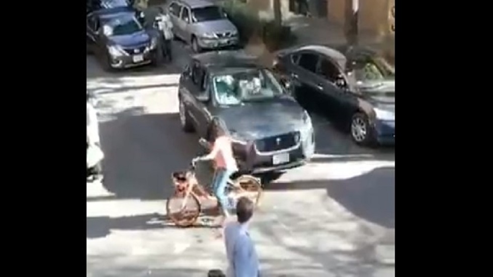 #Video Conductor avienta auto a ciclista en la CDMX