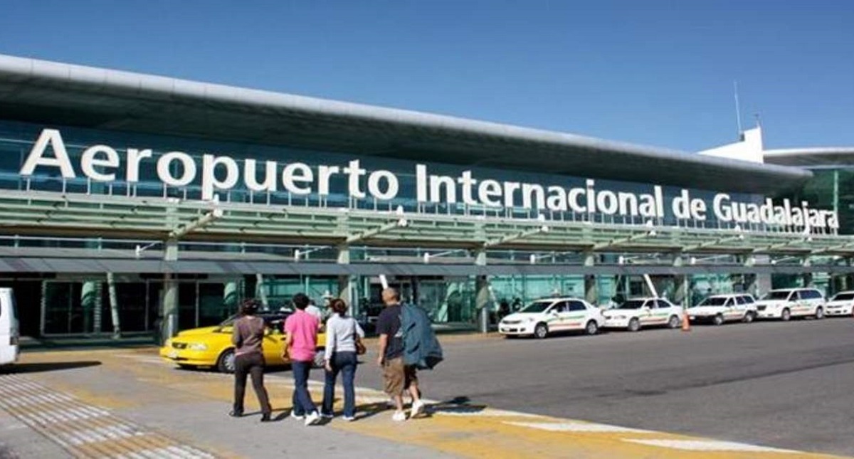 Sujeto irrumpe en pista del aeropuerto de Guadalajara y activa protocolo de emergencia