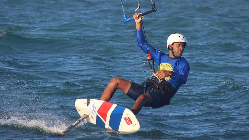 #Video Deportista choca con tiburón al entrenar kitesurf - alex-soto