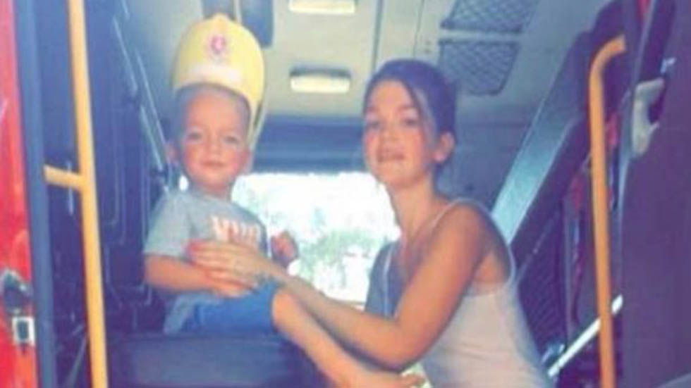 Aplasta a hijo de su novia para callarlo y lo mata - alfie-lamb-con-su-mama