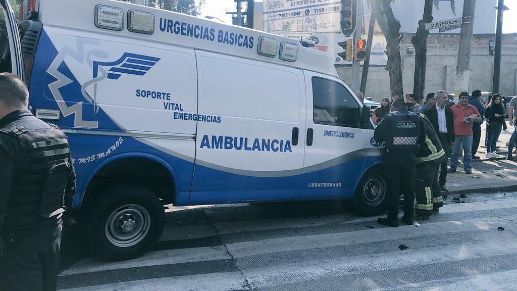 Ambulancia impacta a taxi en Calzada de los Misterios - ambulancia-01
