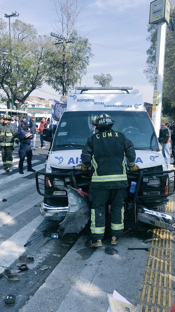 Ambulancia impacta a taxi en Calzada de los Misterios - ambulancia-02