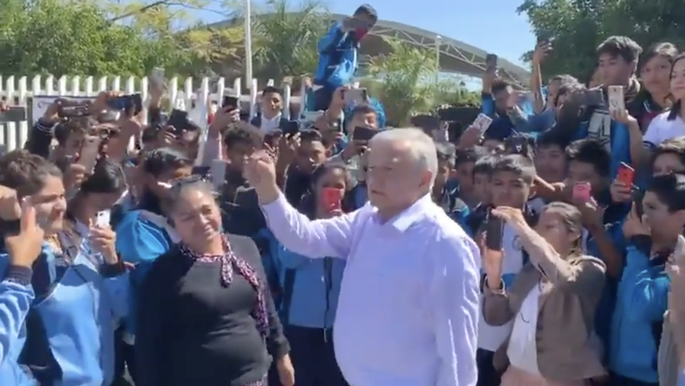 #Video Dialoga AMLO con alumnos poblanos sobre programa de becas