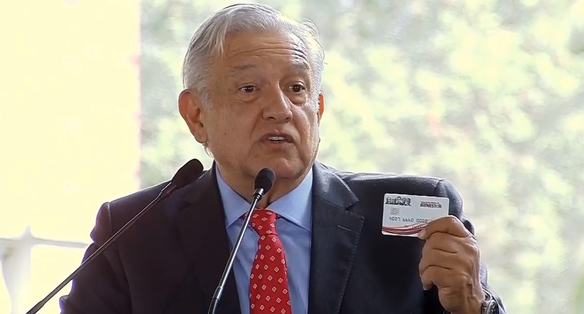Nadie va a estar obligado a delinquir: AMLO - amlo-con-la-tarjeta-bancaria-que-se-dara-a-becarios