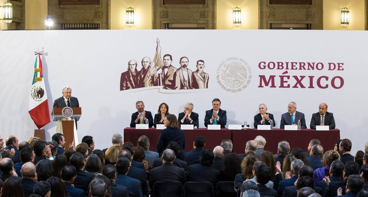 López Obrador pide a diplomáticos difundir la transformación de México