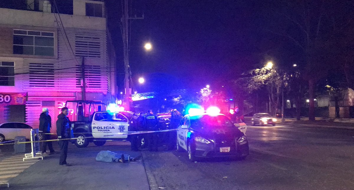 Hombre muere frente a gasolinera en Toluca