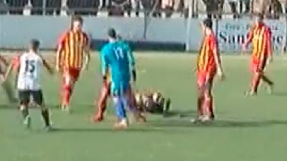 #Video Agreden a árbitro en España por gol anulado