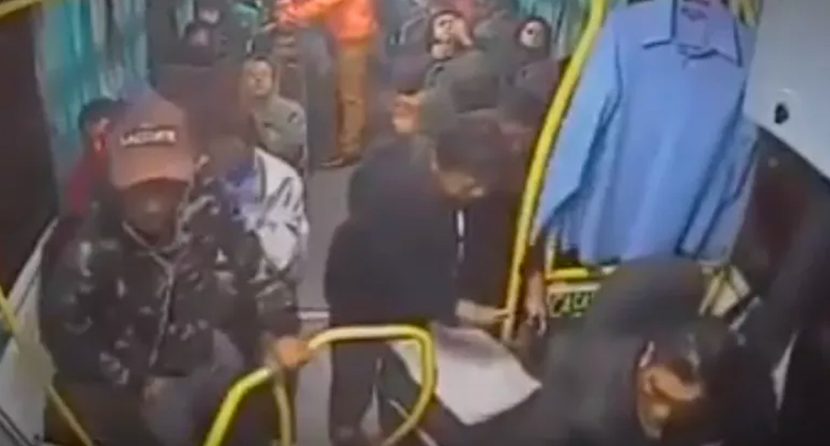 #Video Ladrón solitario asalta autobús en Tecámac en dos minutos