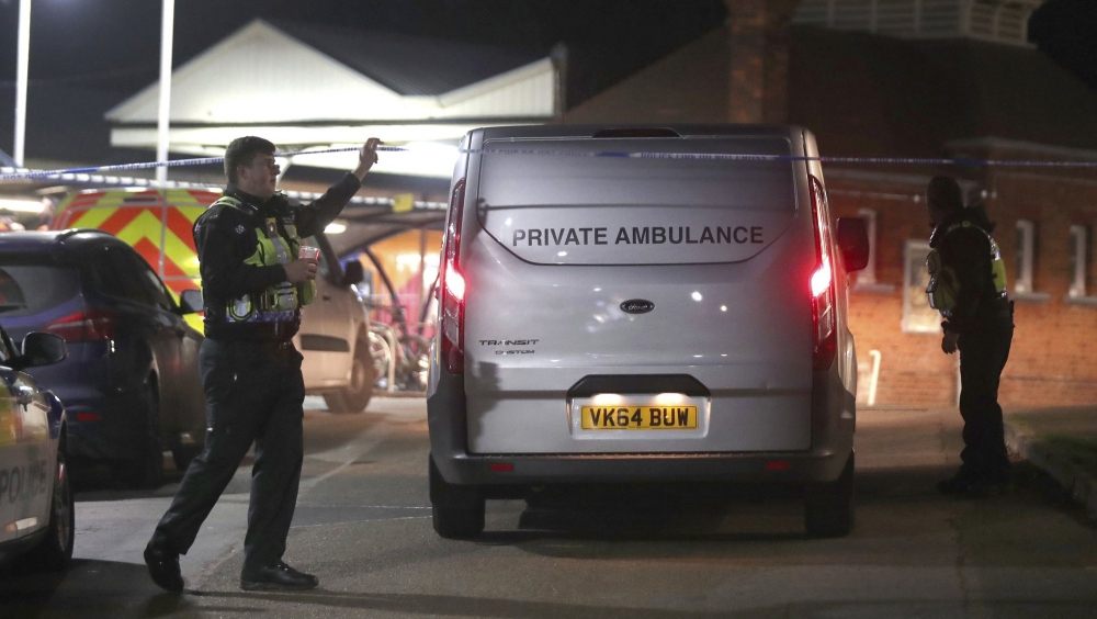 Asesinan a hombre frente a su hijo de 14 años en tren de Londres