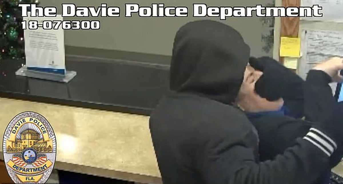 #Video Ladrón forcejea con empleada en intento de robo a hotel