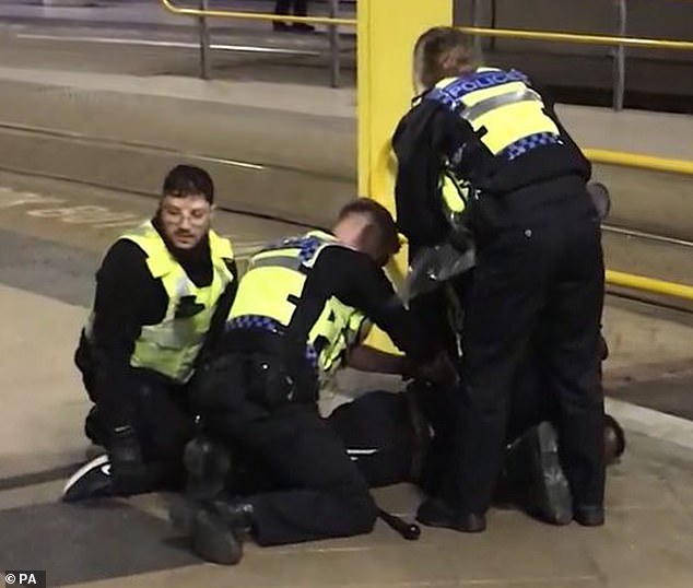 Hombre apuñala a tres en estación de tren de Manchester - ataque-cuchillo-mannchester