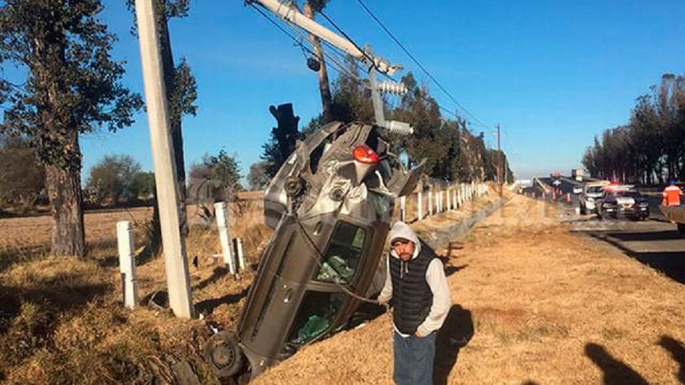 #Video Auto sale volando y termina colgando de cables de luz