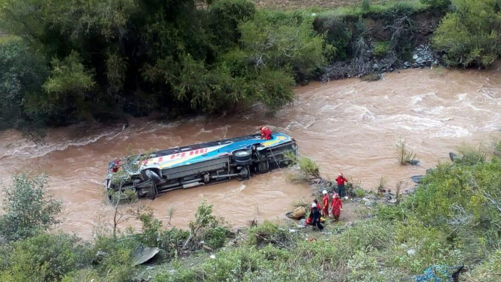 Al menos 10 muertos tras caer autobús a río en Perú