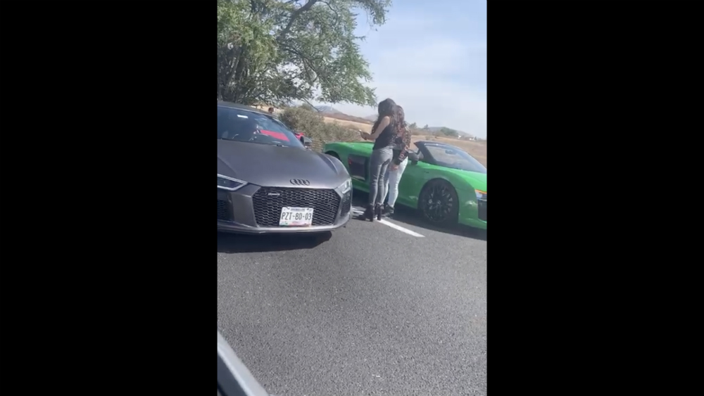 Conductores de autos deportivos juegan ‘arrancones’ en Autopista del Sol