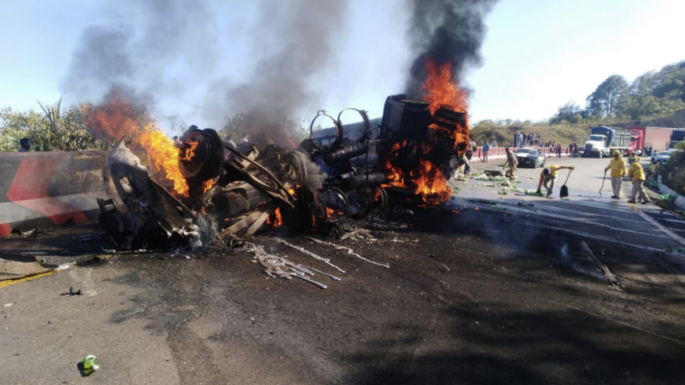 Cierran Autopista 150D Puebla-Córdoba por tráiler en llamas