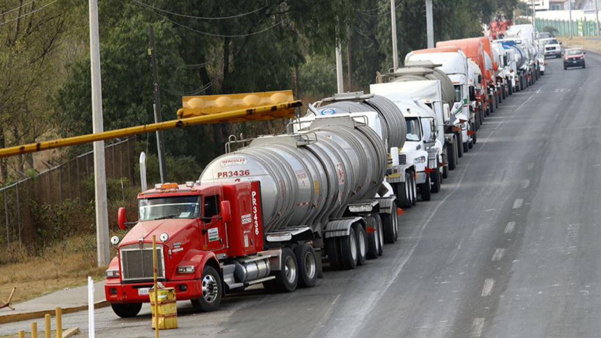 Policía Federal escolta autotanques con gasolina al centro del país
