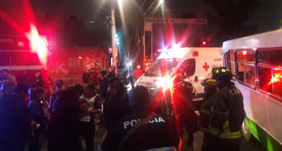 Accidente de transporte público en Iztacalco deja nueve lesionados - av-rojo-gomez-y-sur-24-microbus-accidente-2