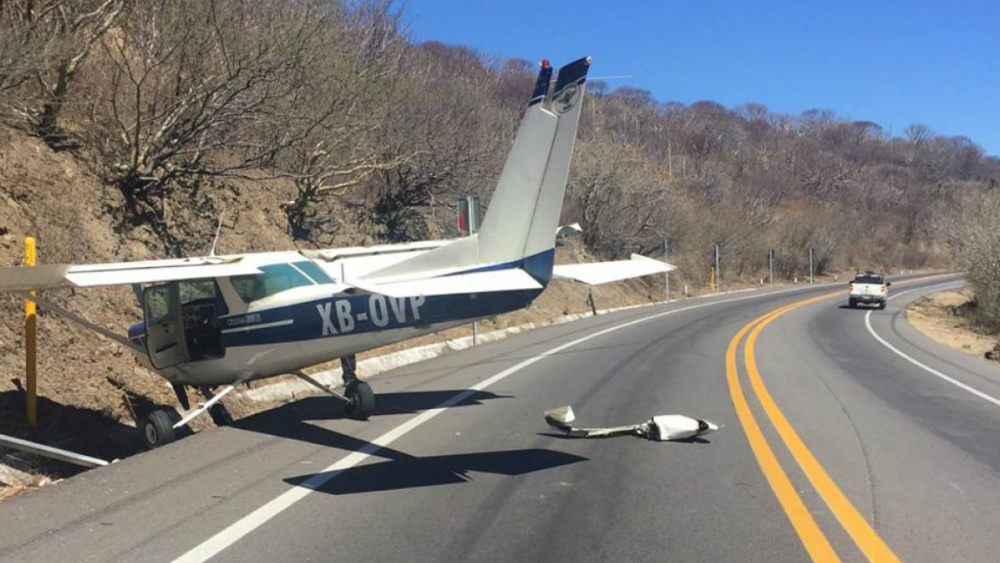 Avión pequeño aterriza de emergencia en la Cuernavaca-Chilpancingo