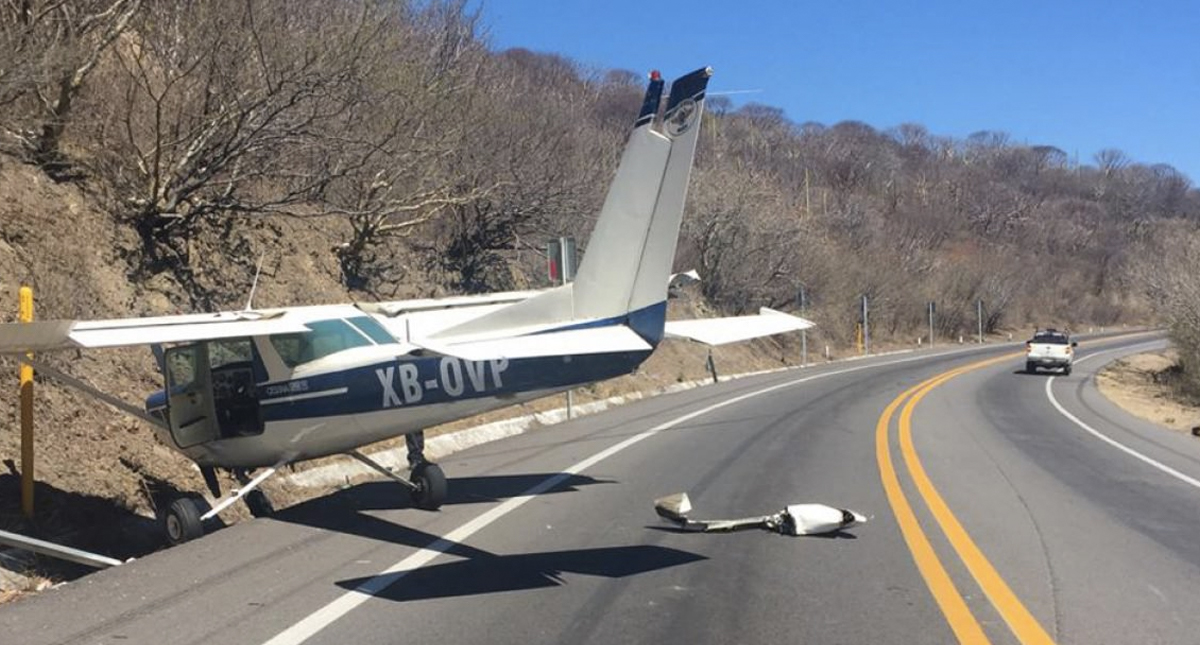 Avión pequeño aterriza sobre carretera en Guerrero