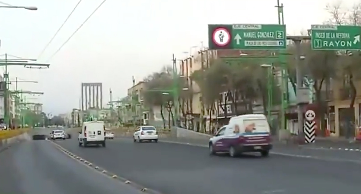 #Video Bache afecta a automovilistas en Eje Central y Reforma