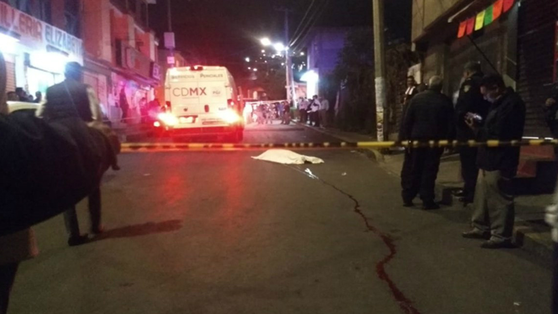 Balacera deja un delincuente muerto y un policía herido en Iztapalapa