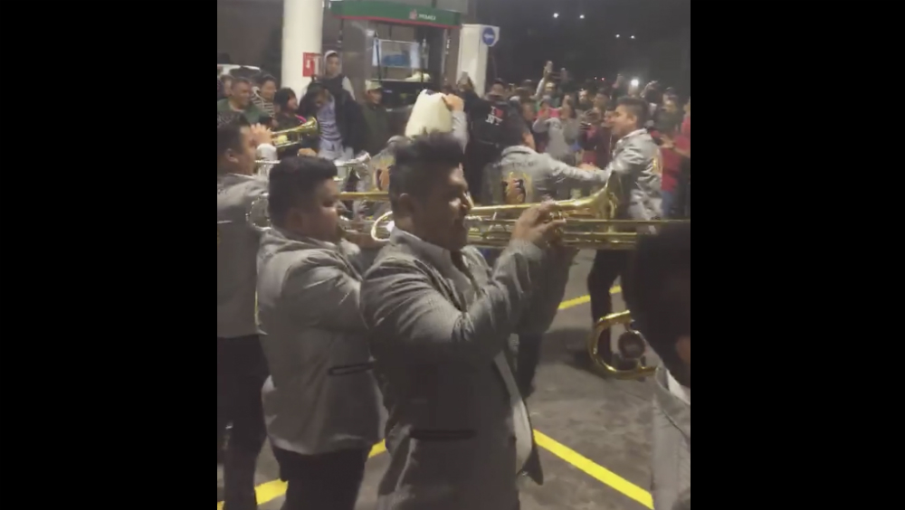 #Video Banda ameniza espera por desabasto de gasolina en Michoacán