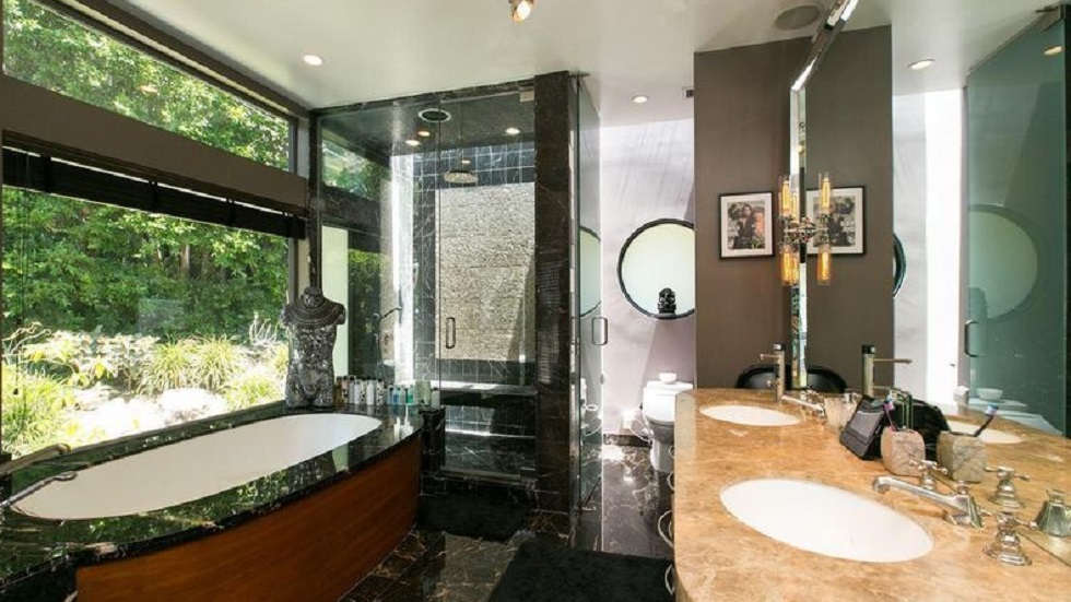 Cae ladrón de casas de famosos en Hollywood Hills - bano-de-la-casa-de-adam-lambert